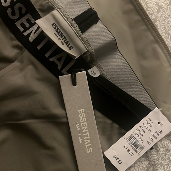 Women’s essentials biker shorts - Picture 3 of 4